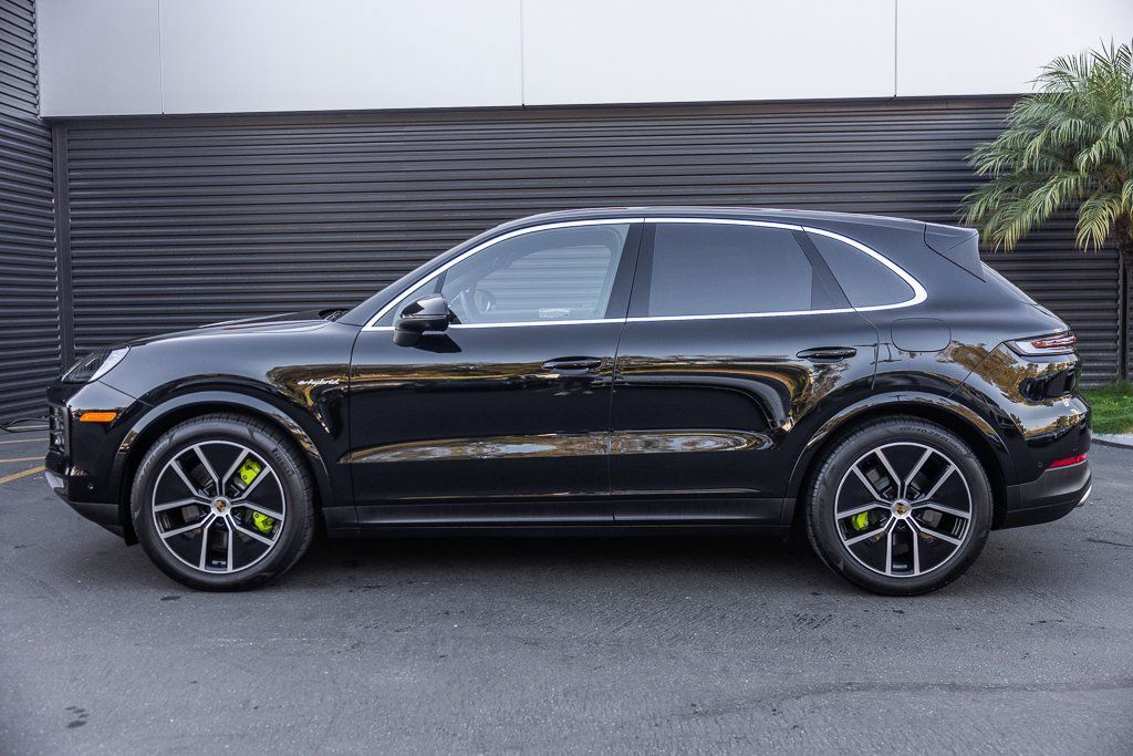 Certified 2025 Porsche Cayenne E-Hybrid AWD/4WD image 2