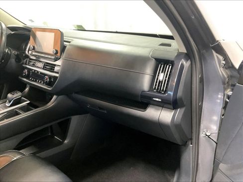 Used 2022 Nissan Pathfinder SV w/ SV Premium Package image 13