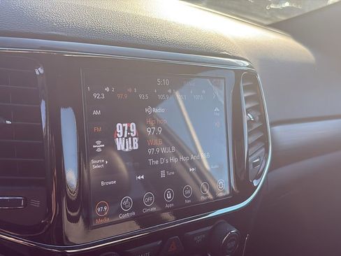 Used 2019 Jeep Grand Cherokee Altitude image 19