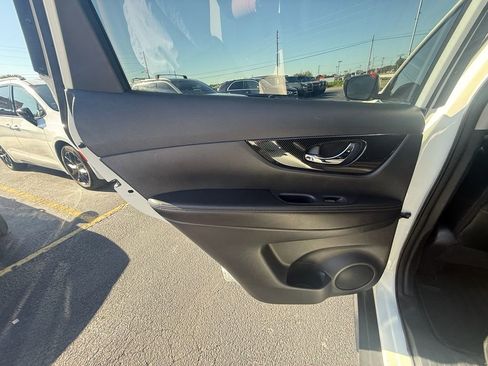 Used 2017 Nissan Rogue SL w/ SL Premium Package AWD/4WD image 18