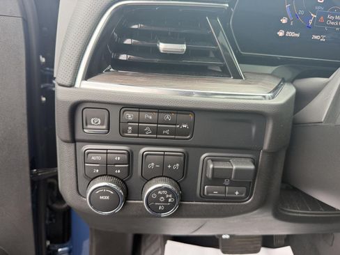 Used 2025 Chevrolet Suburban Premier w/ Sun And Tow Package AWD/4WD image 24