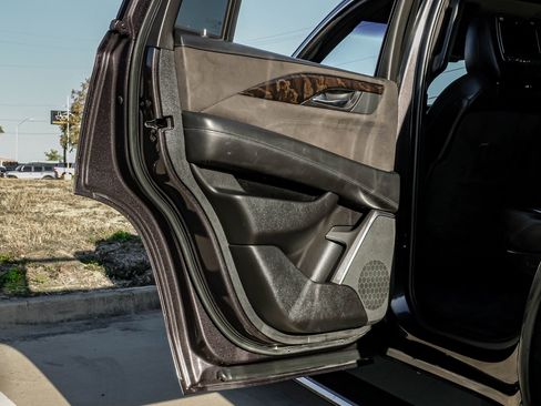 Used 2016 Cadillac Escalade Platinum image 46