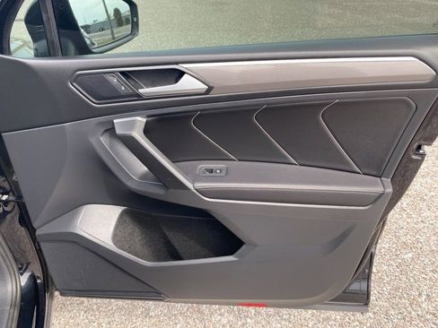 Used 2022 Volkswagen Tiguan SE R-Line image 17