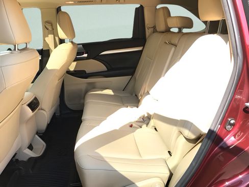 Certified 2018 Toyota Highlander XLE AWD/4WD image 11