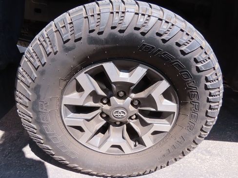 Used 2020 Toyota Tacoma TRD Off-Road AWD/4WD image 17