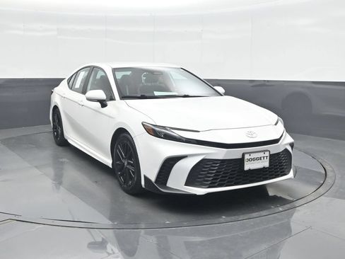 Used 2025 Toyota Camry SE FWD image 8