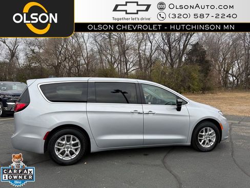Used 2024 Chrysler Pacifica Touring-L image 6