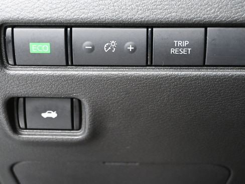 Used 2024 Nissan Sentra SV FWD image 23
