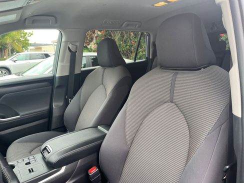 Used 2025 Toyota Highlander LE FWD image 38