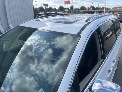 Used 2021 Chrysler Pacifica Limited w/ Uconnect Theater Family Group FWD image 7