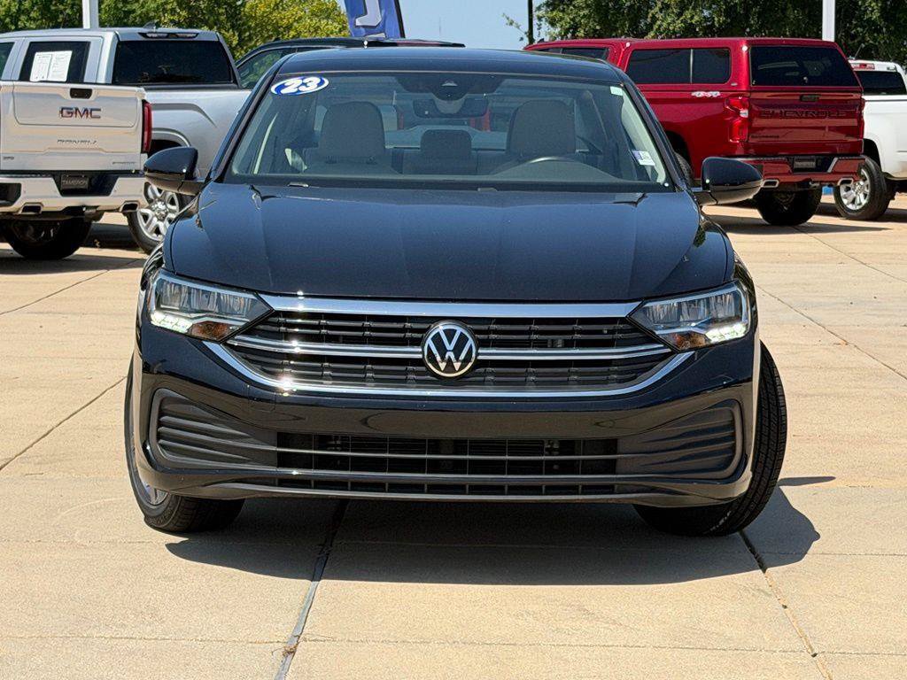 Used 2023 Volkswagen Jetta SE w/ Panoramic Sunroof Package FWD image 2