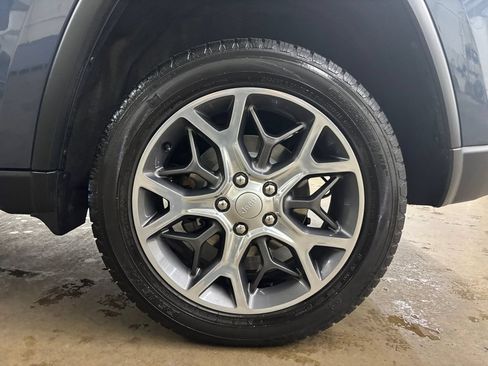 Used 2019 Jeep Grand Cherokee Limited AWD/4WD image 32