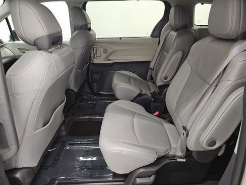 Used 2024 Toyota Sienna Limited image 31