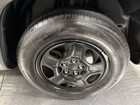 Used 2019 Jeep Renegade Sport w/ UConnect 7.0 Group FWD image 12