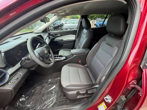 Used 2025 Chevrolet Trax LT FWD image 30