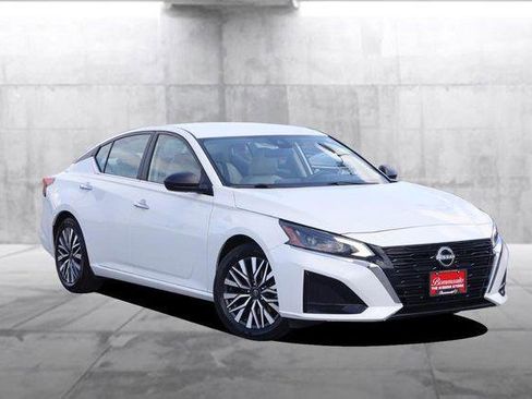 Used 2025 Nissan Altima 2.5 SV FWD image 2