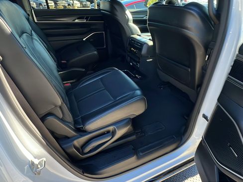 Used 2024 Jeep Wagoneer Series III image 22
