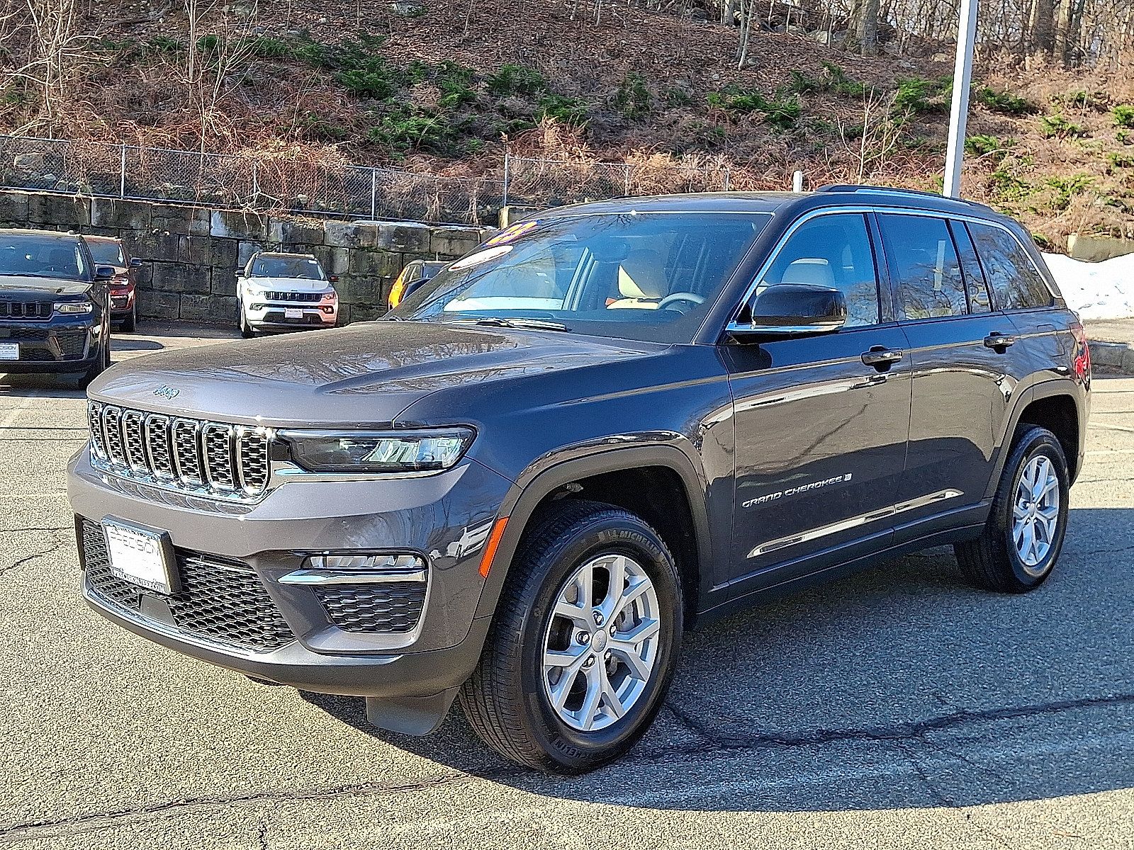 Certified 2023 Jeep Grand Cherokee Limited AWD/4WD image 3