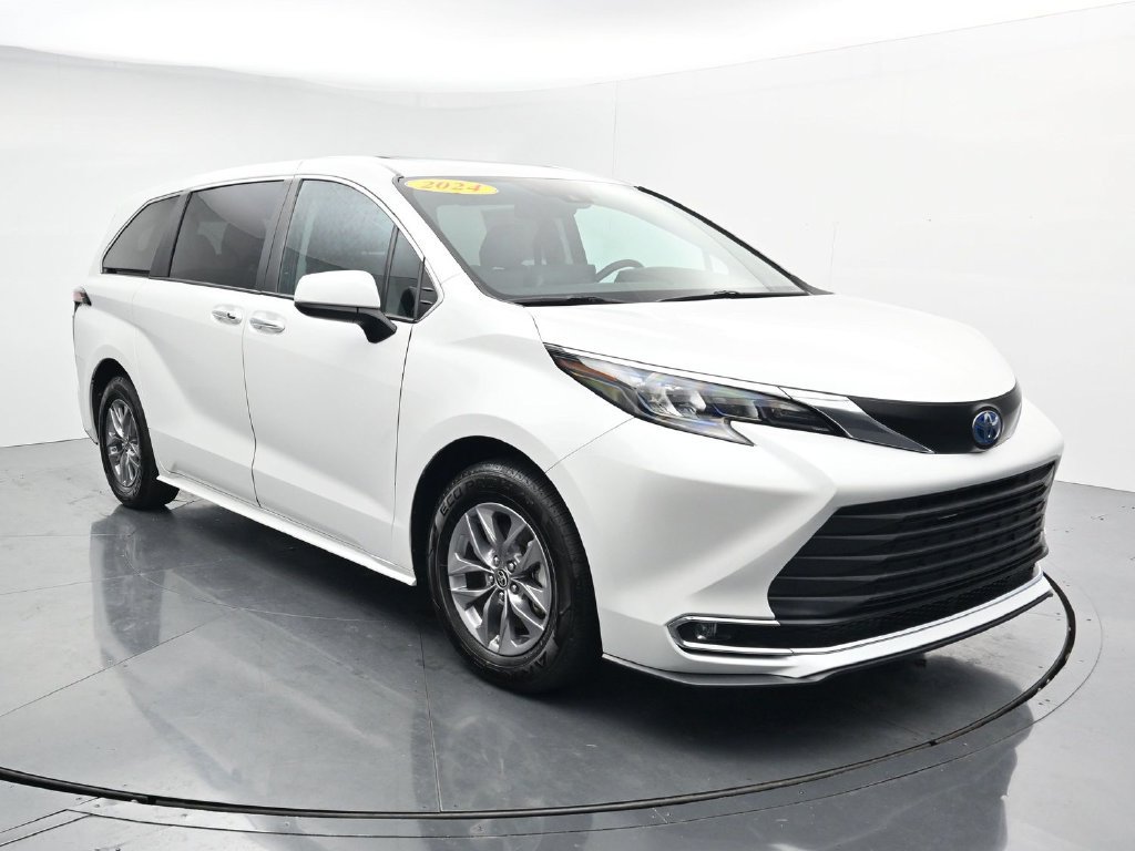 Used 2024 Toyota Sienna XLE FWD image 2