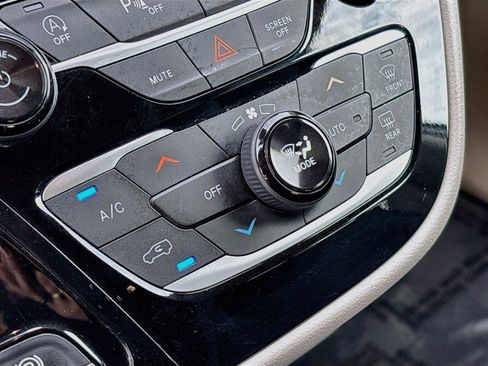Used 2023 Chrysler Pacifica Touring-L FWD image 15
