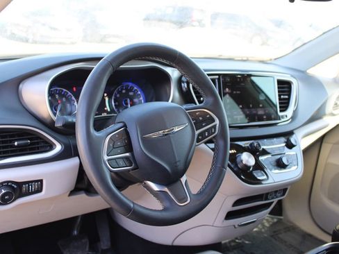 Used 2023 Chrysler Pacifica Touring-L image 17