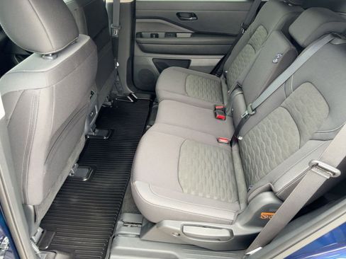 Used 2025 Nissan Pathfinder SV image 15