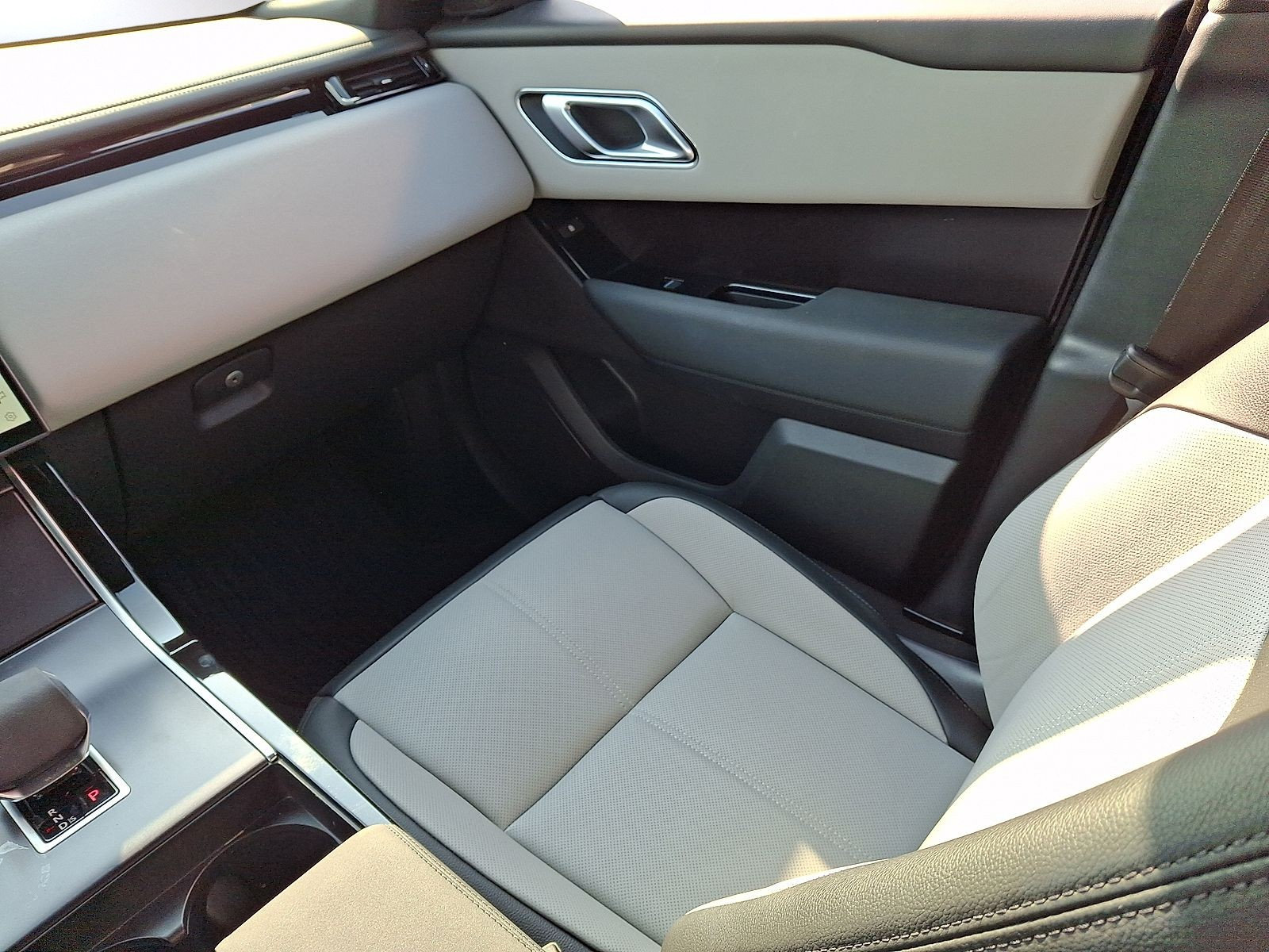 Certified 2026 Land Rover Range Rover Velar Dynamic SE AWD/4WD image 4