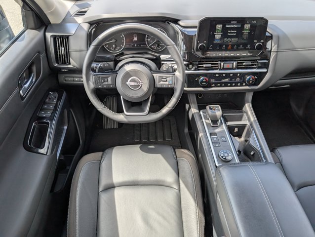 Used 2025 Nissan Pathfinder SL AWD/4WD image 6