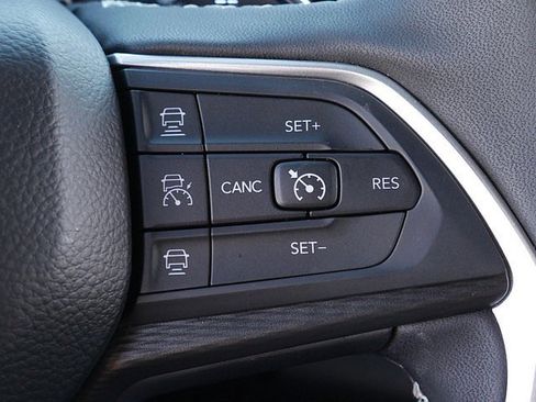 Used 2025 Jeep Grand Cherokee Altitude image 31