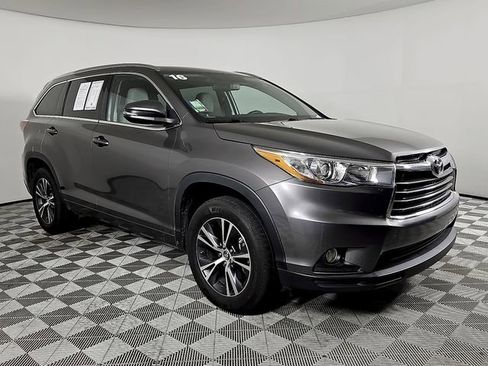 Used 2016 Toyota Highlander XLE image 3