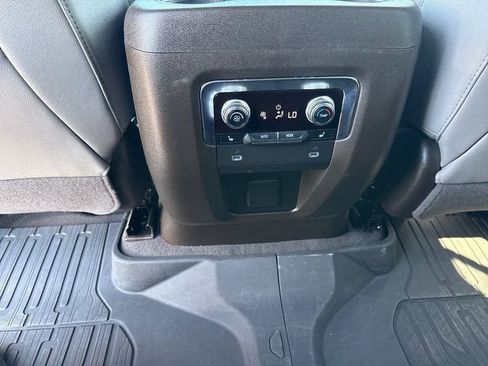 Used 2023 GMC Yukon SLT w/ SLT Premium Package AWD/4WD image 16
