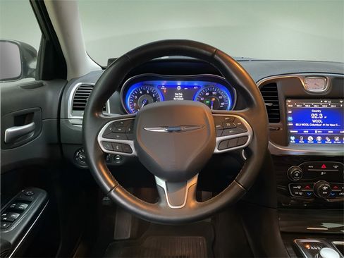 Used 2017 Chrysler 300 Limited image 18