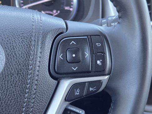 Used 2018 Toyota Highlander XLE image 24