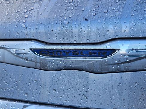 Used 2014 Chrysler Town & Country Touring image 33