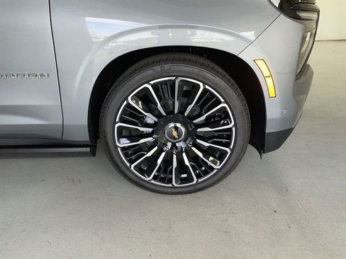 New 2026 Chevrolet Suburban High Country image 18