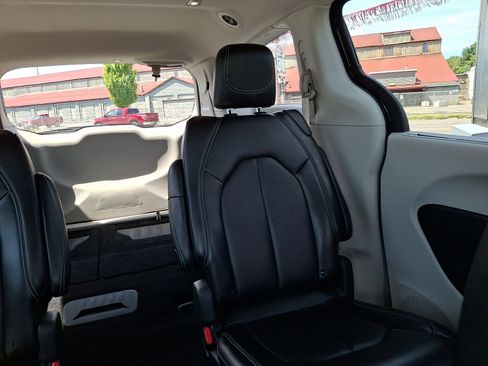 Used 2024 Chrysler Pacifica Touring-L FWD image 26