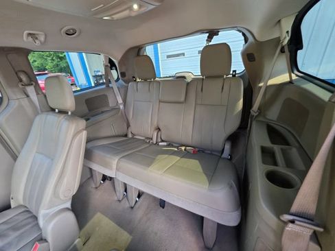 Used 2015 Chrysler Town & Country Touring FWD image 20
