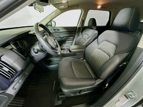 Used 2024 Nissan Pathfinder SV image 12