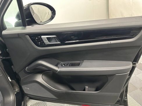 Used 2021 Porsche Cayenne image 36