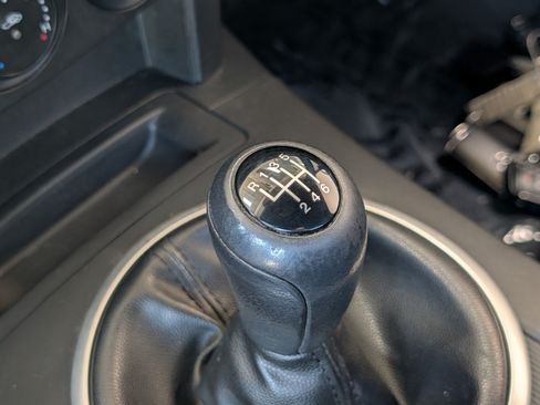 Used 2007 MAZDA MX-5 Miata Touring w/ Suspension Pkg RWD image 20