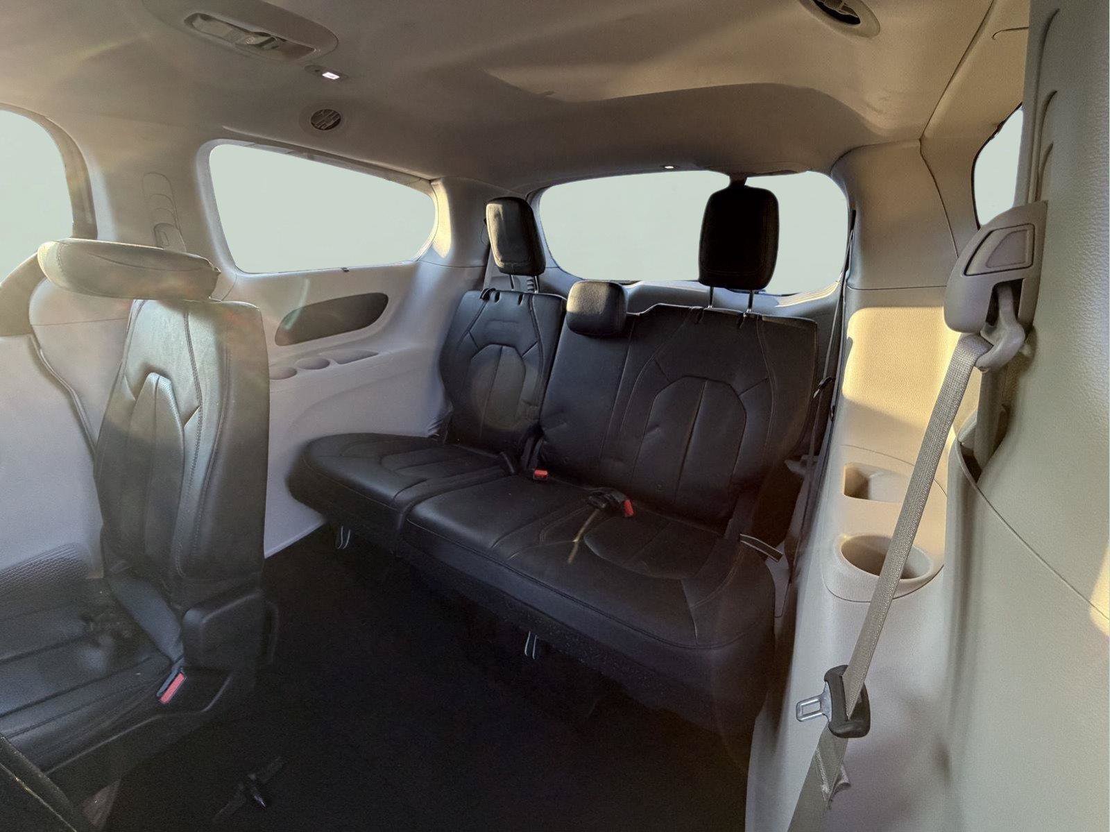 Used 2018 Chrysler Pacifica Touring-L FWD image 28