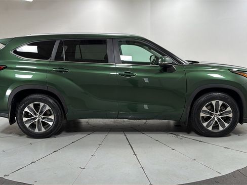 Used 2023 Toyota Highlander XLE image 6