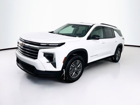 Used 2025 Chevrolet Traverse LT image 3