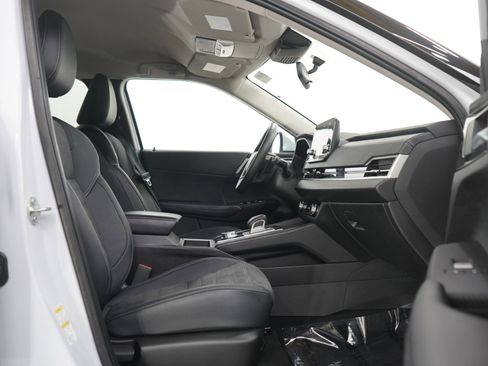 Used 2023 Mitsubishi Outlander SE AWD/4WD image 11