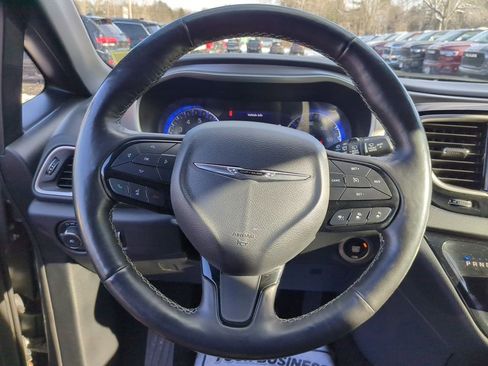 Used 2020 Chrysler Pacifica Touring-L image 15