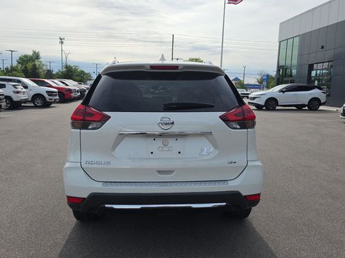 Used 2018 Nissan Rogue SV w/ Premium Package FWD image 4