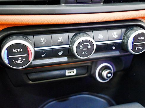 Used 2020 Alfa Romeo Giulia AWD w/ Quick Order Package 22J Sport image 32