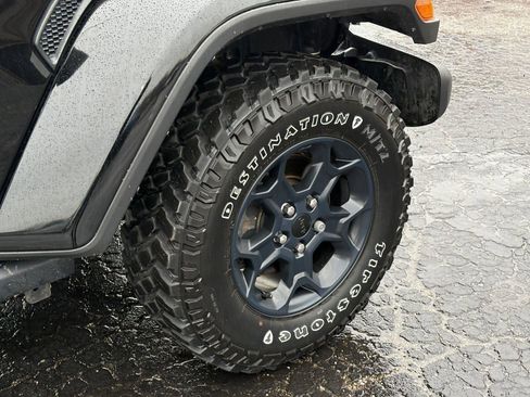 Used 2023 Jeep Gladiator Willys image 9