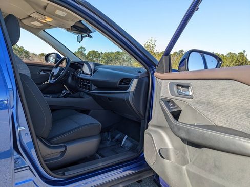 Used 2023 Nissan Rogue SV image 36