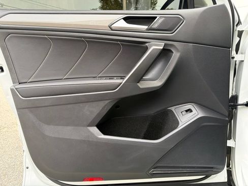 Used 2022 Volkswagen Tiguan SE w/ Panoramic Sunroof Package AWD/4WD image 13